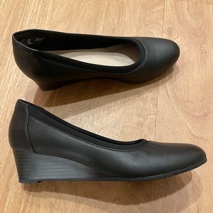 Clarks Mallory Berry wedge pump size 8